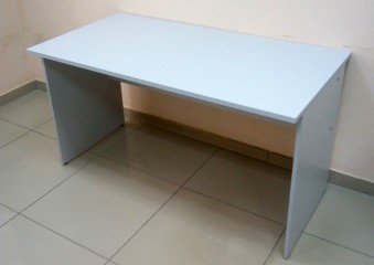 Прямой письменный стол для персонала в офис