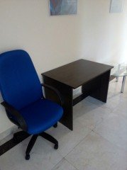 Синее офисное кресло