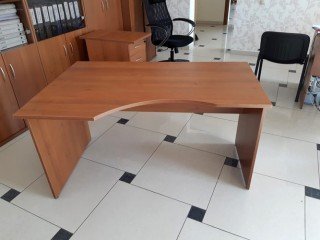 Угловой стол для персонала