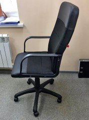 Офисное кресло с подлокотниками